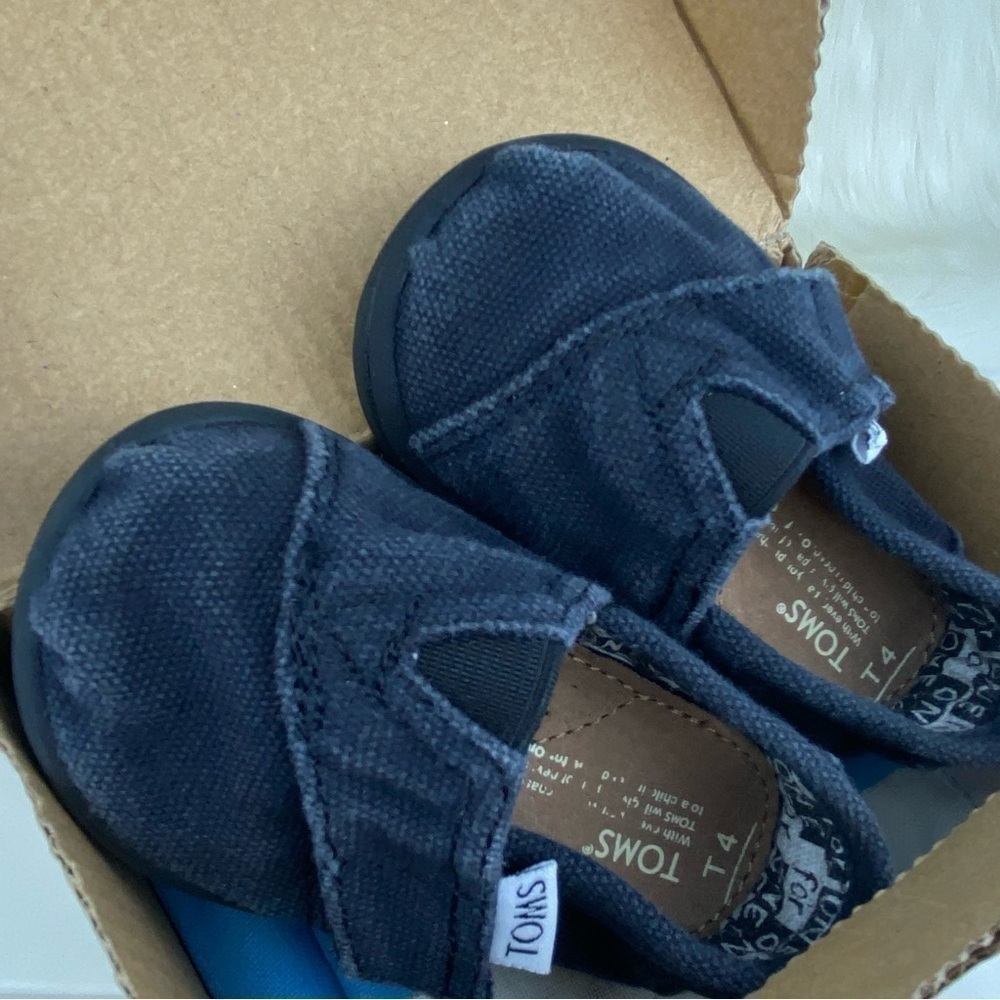 TOMS TINY CLASSIC BLACK CANVAS SHOES
SIZE 4 BABY - Picture 2 of 7
